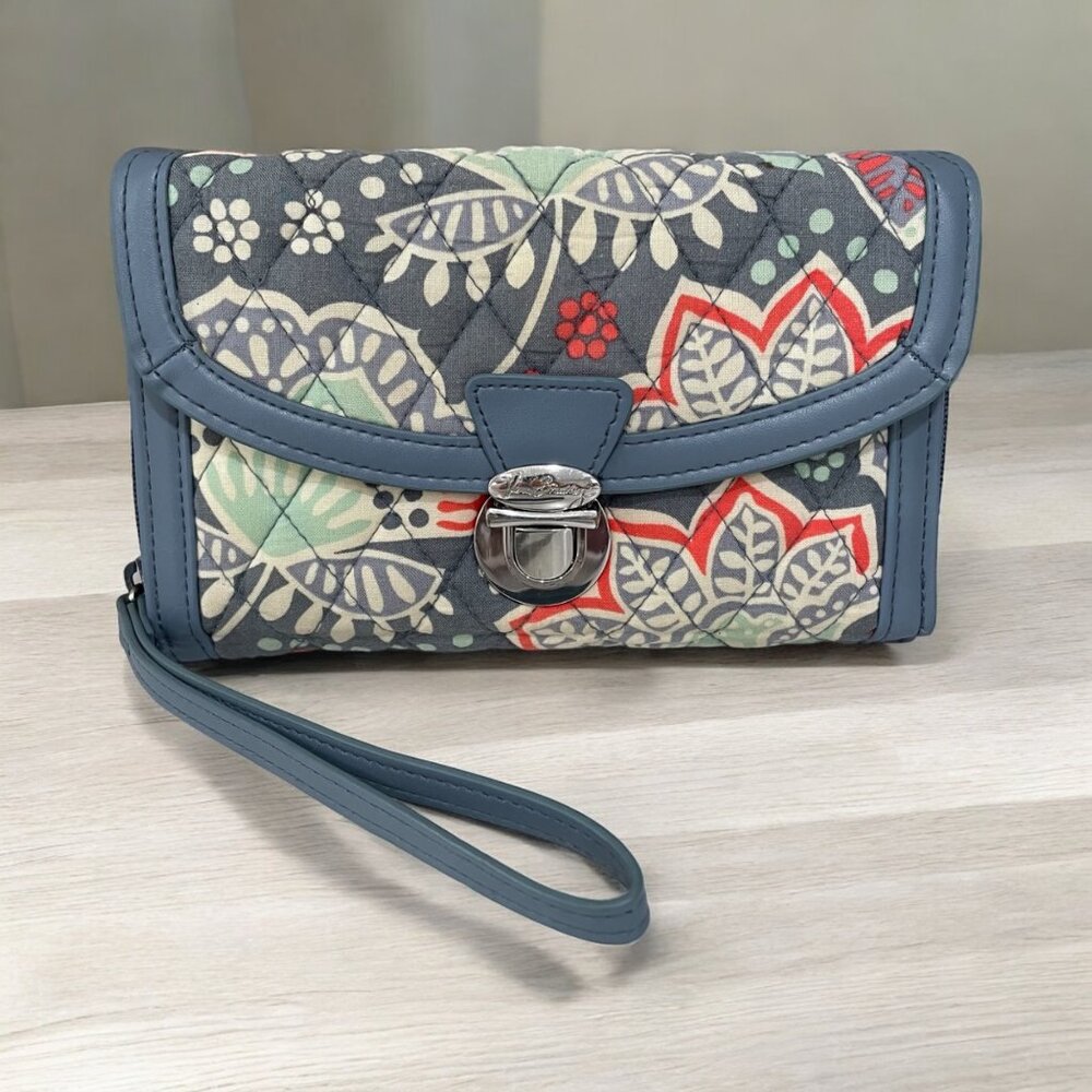 Vera‎ Bradley Quilted Floral Wallet With Wrist Strap Boho chic Clutch Patchwork